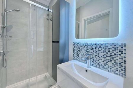 Downing Street, Farnham, Surrey, Surrey, GU9 - Photo 5