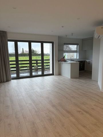 Modern 4BR Townhouse in Leamington - Photo 3
