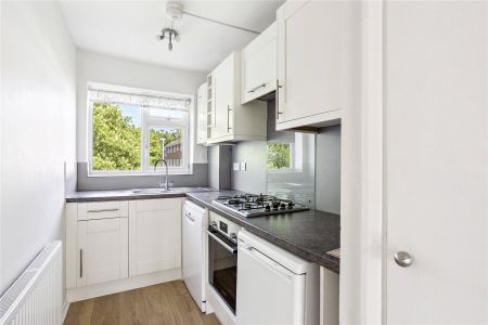 Palmerston Court, Lovelace Gardens, Surbiton, Surrey, KT6 flat to rent - Photo 5