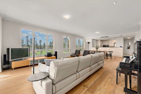 Exquisite Three-Bedroom Apartment within the Prestigious Marina East Complex - Photo 5