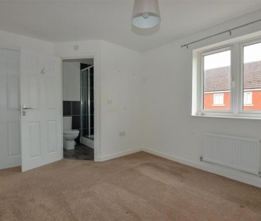 3 bedroom end of terrace house to rent - Photo 4