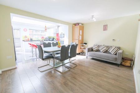 4 bedroom detached house to rent - Photo 4