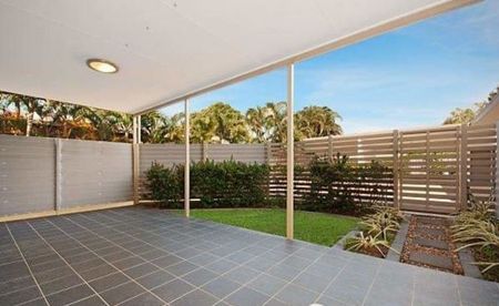 Coastal Serenity: Spacious 2-Bedroom Ground-Floor Unit Steps from Rowes Bay Beach - Photo 4