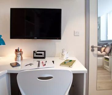 Classic 2 Bed Apartment - Photo 2