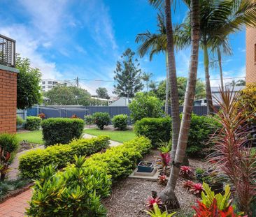 Top-Floor Apartment Opposite the Broadwater – Freshly Updated & Rea... - Photo 6