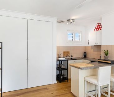 Top-Floor Retreat in Prime Windsor Location - Photo 3