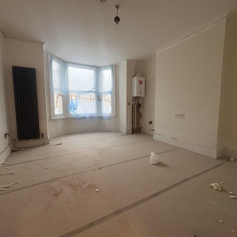4 bedroom flat to rent - Photo 1