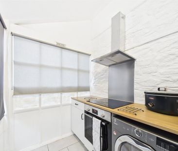 3 bedroom end of terrace house to rent - Photo 3