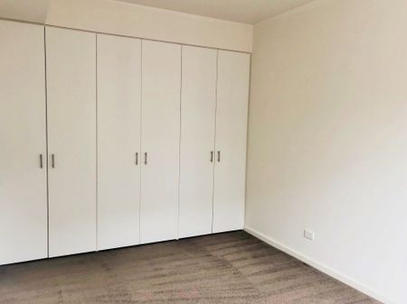 Stylish One Bedroom Plus Study/Multi Purpose Room In An Unbeatable Location! - Photo 5