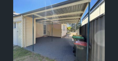 Three bedroom home in Fantastic Location! - Photo 3