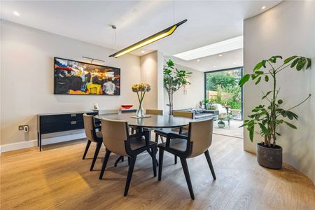 SHORT & LONG LET AVAILABLE: Beautifully presented five bedroom home with off-street parking and a west-facing garden - Photo 5