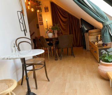 Charmante Dachgeschosswohnung mit Galerie und Dachterrasse im Herze... - Photo 2