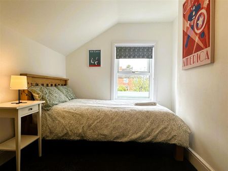 4 bedroom terraced house to rent - Photo 5