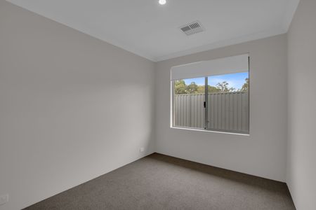 Lovely Four Bedroom Home in Byford - Photo 5