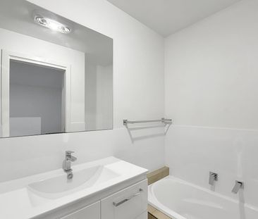 Contemporary 3-Bedroom Townhouse in a Sought-After Location - Photo 2