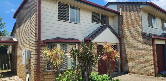 This comfortable 3-bedroom townhouse is in a perfect location - Photo 2