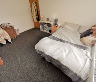 4 bedroom House in Stanmore Crescent, Leeds - Photo 4