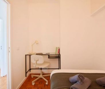 Room in a shared 10-bedroom apartment for rent in Lisbon - Photo 5