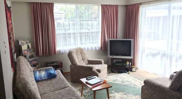 Cozy & Convenient Living in Fenton Park – Fully Fenced 2-Bedroom Home! - Photo 1