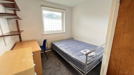 3 bedroom flat to rent - Photo 3