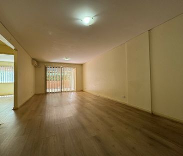 GROUND FLOOR UNIT! 2 minute walk to Shops & Station - Photo 6