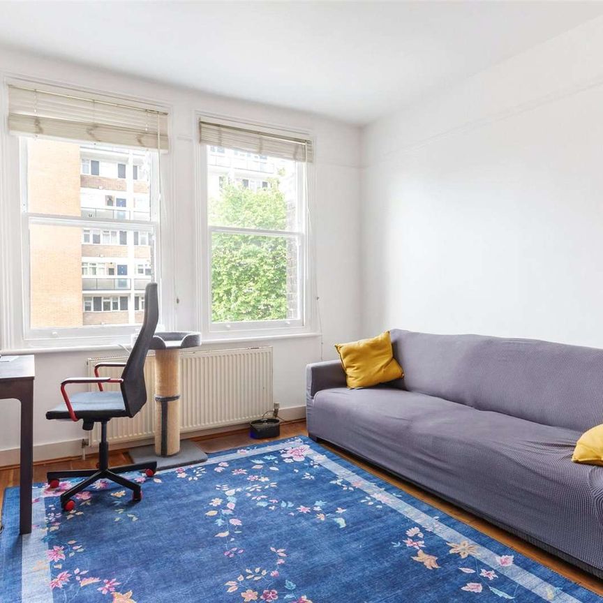 A modern top floor, two bedroom apartment in a well maintained terraced building. - Photo 1
