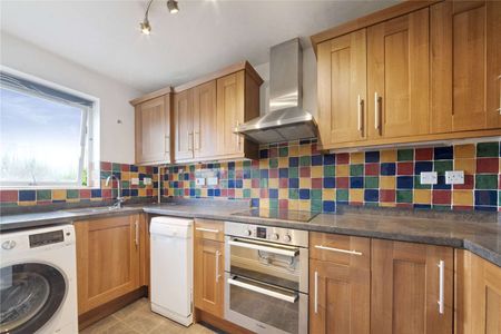 Bright and spacious 2 double bedroom split level apartment to rent in Canary Wharf. - Photo 5