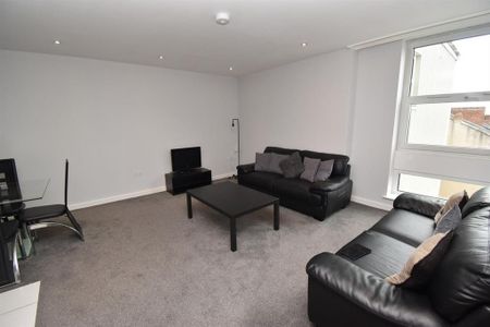 2 bedroom flat to rent - Photo 2
