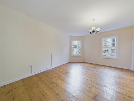 Three bed flat to rent in Church Street, Launceston, PL15 - Photo 3