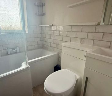 3 bedroom Flat To Let - Photo 4