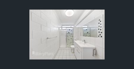 Convenient & Comfortable 2-Bedroom Ground Floor Apartment in prime Location - Photo 3