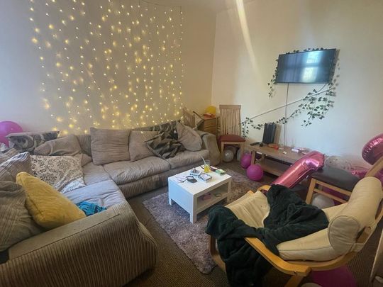 5 bedroom private hall to rent - Photo 1