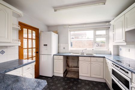 4 bedroom semi-detached house to rent - Photo 5