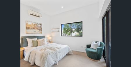 TWO ENSUITES, ONE EPIC LOCATION - Photo 4