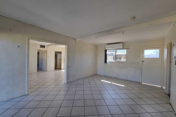 TWO BEDROOM TWO BATHROOM UNIT - CLOSE TO TOWN! - Photo 1