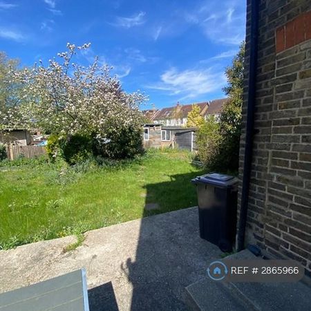 1 bedroom in a house share to rent - Photo 3