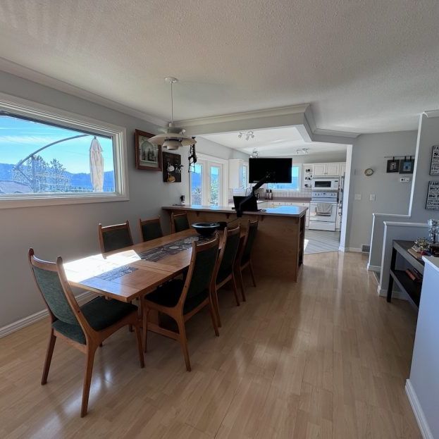 Furnished 3 bedroom upper suite, with views! 1 Year Fixed-term lease until Oct.31, 2025 - Photo 1