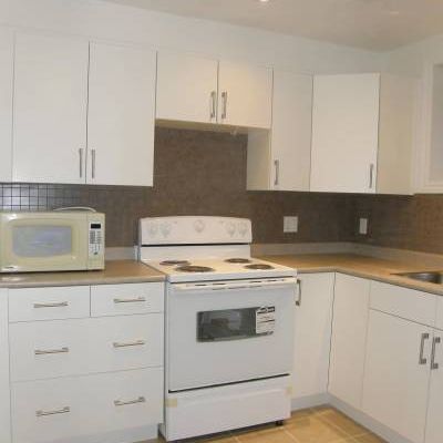 2 BR partially furnished apartment @ Bathurst & Sheppard- $2200 - Photo 3