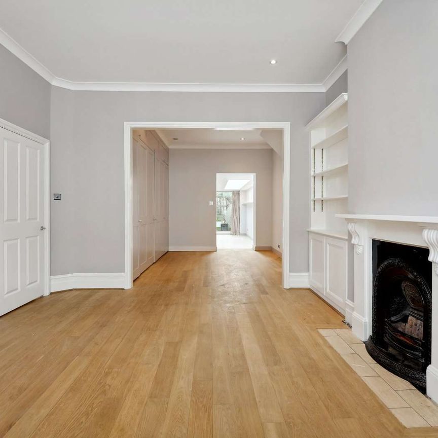 Generously proportioned house with enviable entertaining space moments from Clapham Common - Photo 1