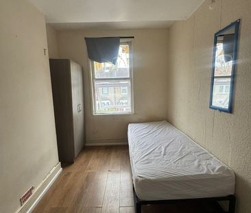 Room in a Shared House, Lawrence Road, E6 - Photo 4