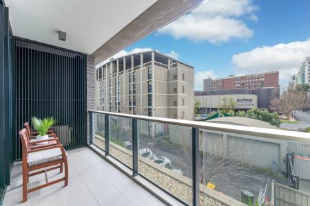 Stylish North-Facing Apartment in a Premier Lakeside Precinct - Photo 4