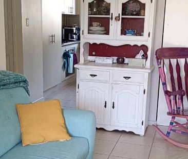 Furnished Room in Quiet Home for Female only - Photo 4