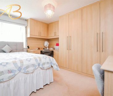 4 bedroom semi-detached house - Photo 6