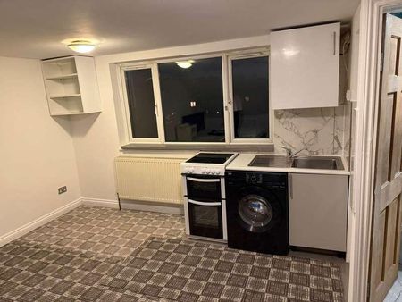 Priory Gardens, London, W5 - Photo 2