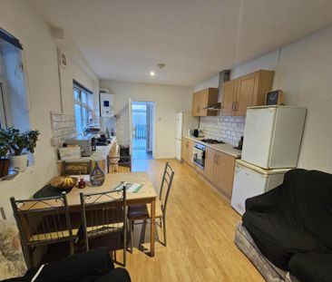 Price £570 pcm - Available Now - Furnished - Photo 4