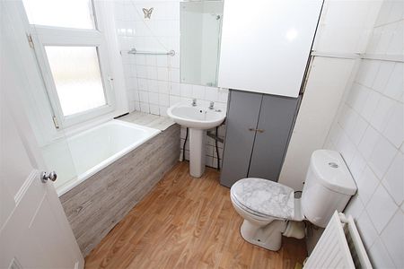 1 bedroom Flat to let - Photo 5