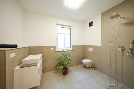 Exklusive Neubauwohnung mit atemberaubendem Fernblick und Balkonparadies! - Photo 2