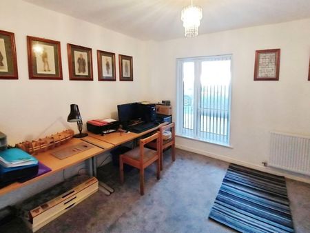 2 bedroom Flat To Let - Photo 4