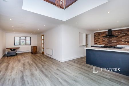 3 bedroom house to rent Hadlow Avenue, Eastbourne, BN23 - Photo 5