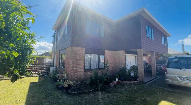 Great location 4 Bedrooms Home in Mt Roskill - Photo 1